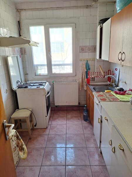 Titan, Policlinica, apartament 3 camere, etaj 2/4, centrala proprie